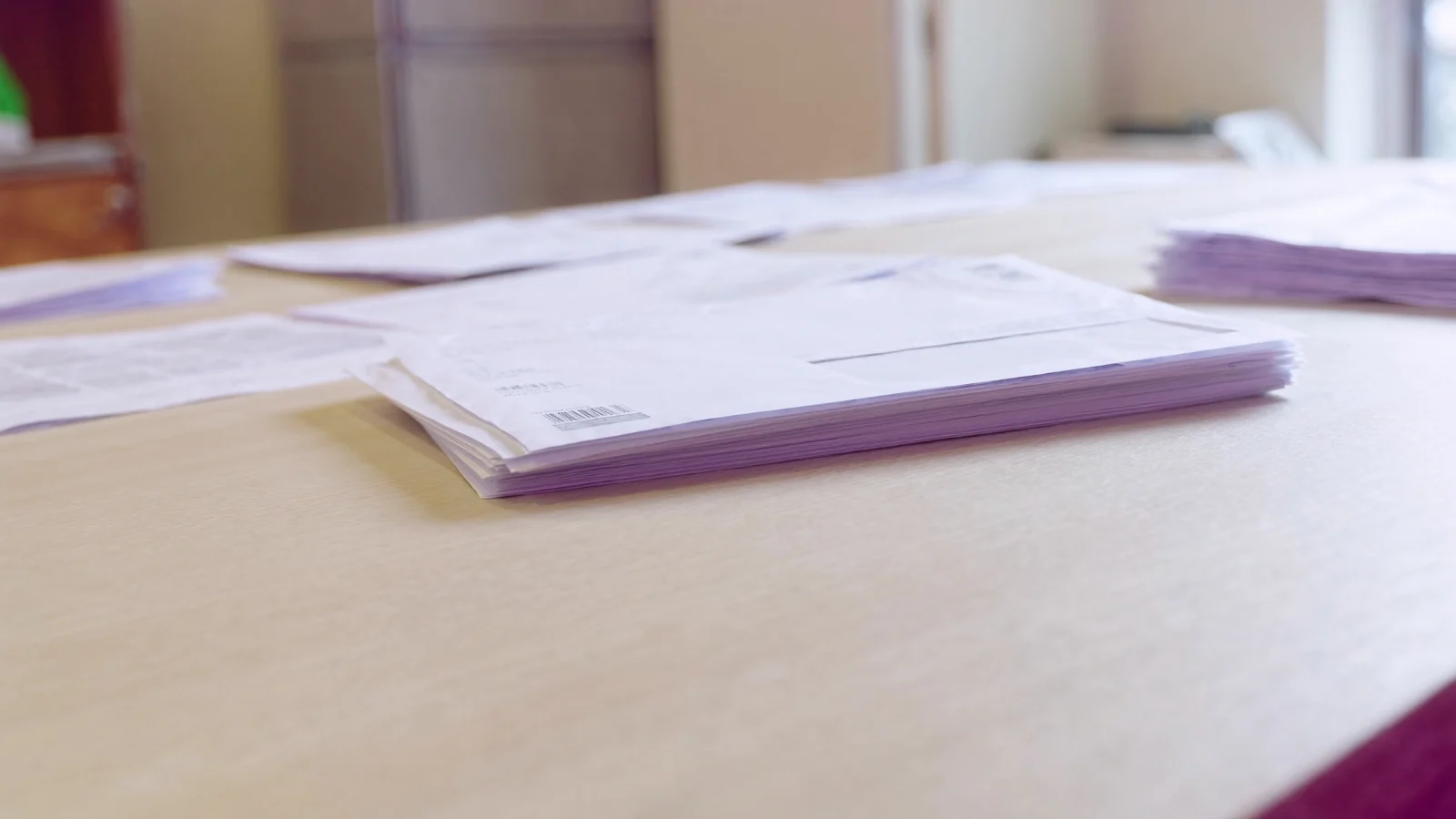 Boletos e correspondências de cobrança organizados sobre a mesa