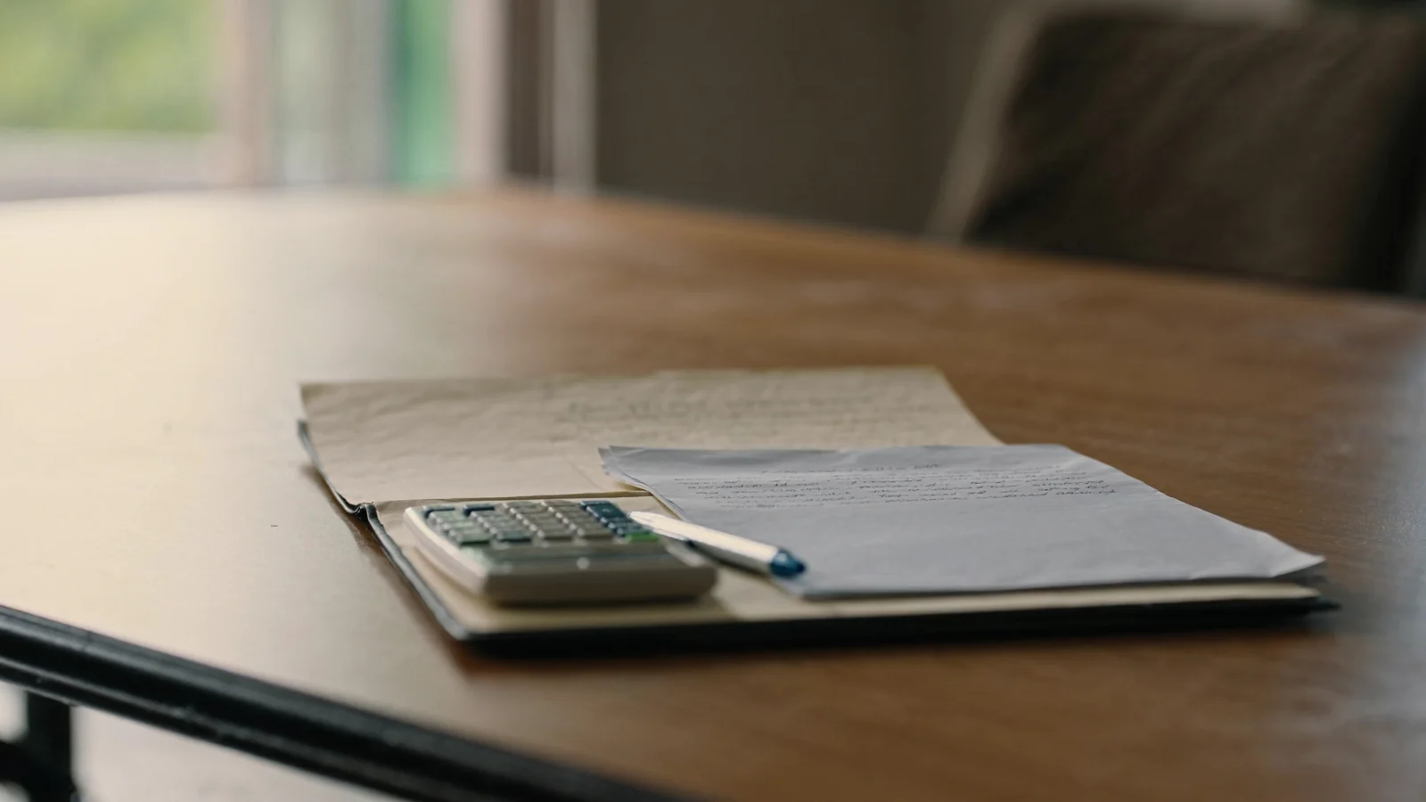 Documentos de dívida e negociação sobre mesa de trabalho