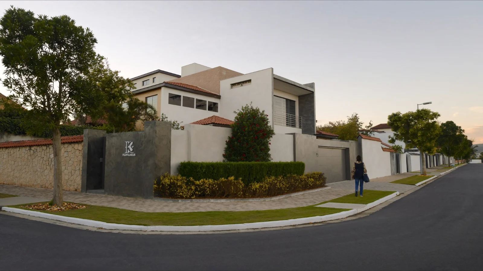 Casa de família em rua residencial arborizada