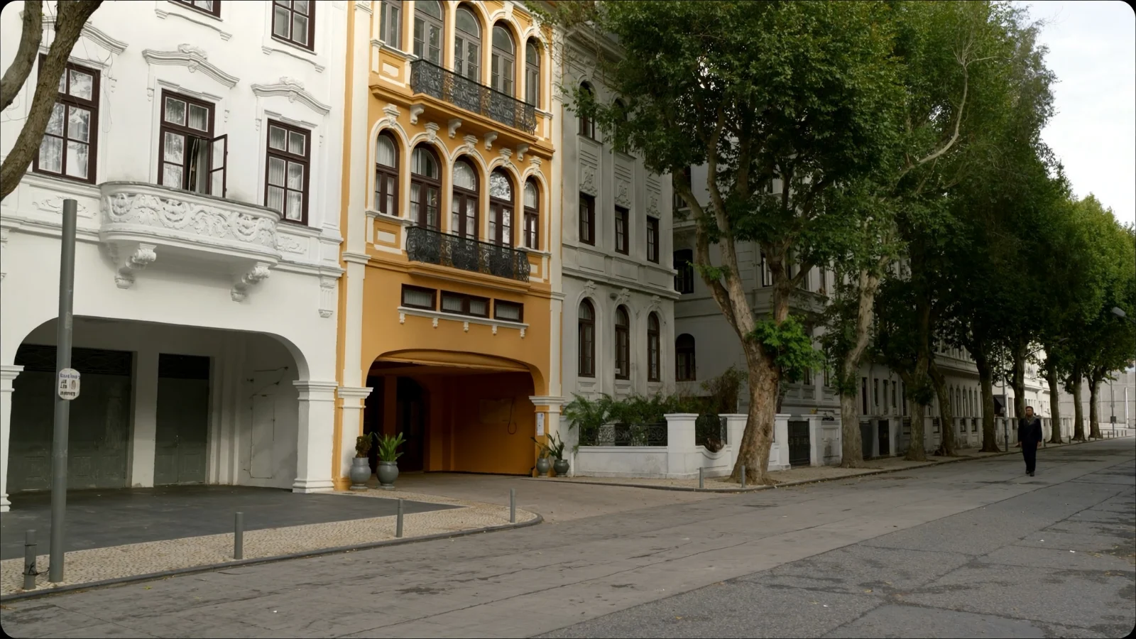 Rua residencial calma com prédios antigos bem conservados