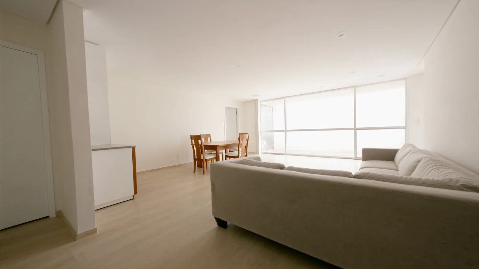 Sala de apartamento de três dormitórios com boa metragem