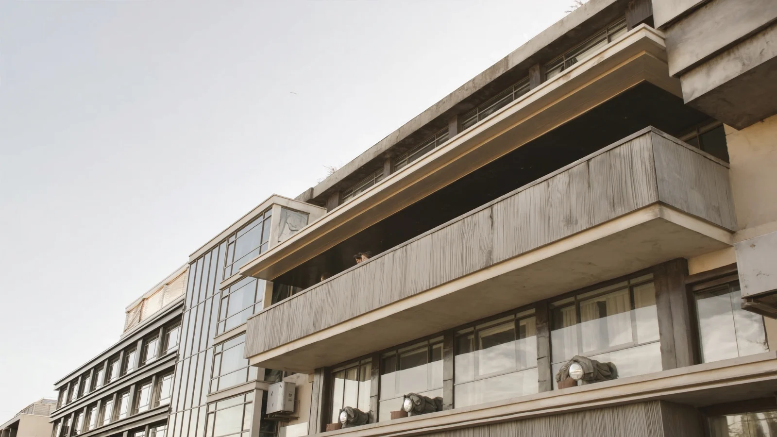Fachada de edifício residencial de alto padrão típico do bairro