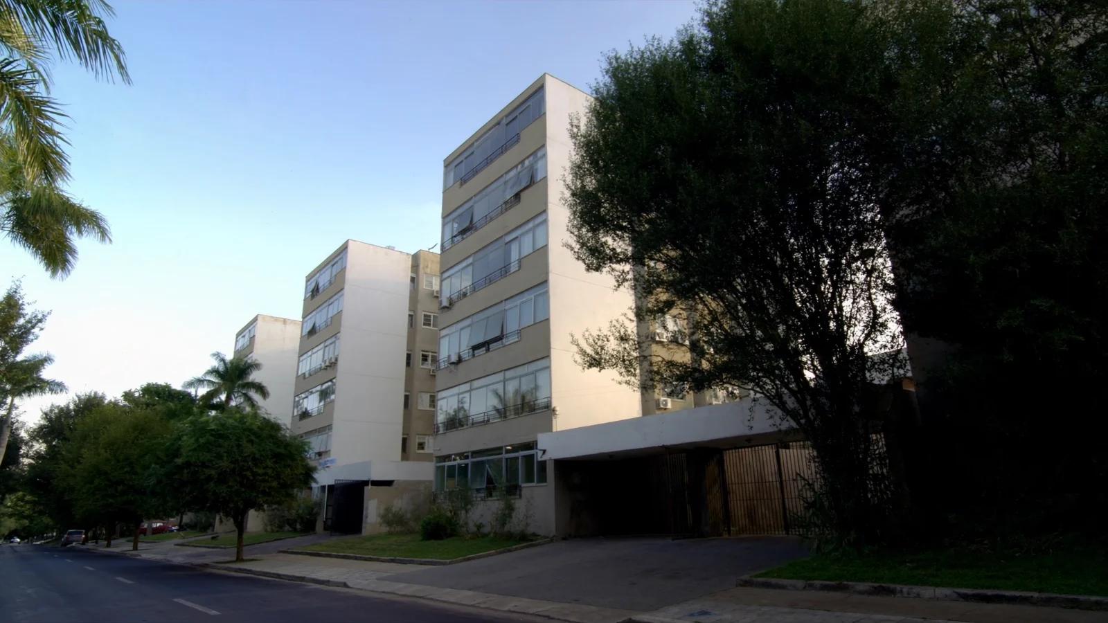 Conjunto de prédios residenciais em bairro consolidado