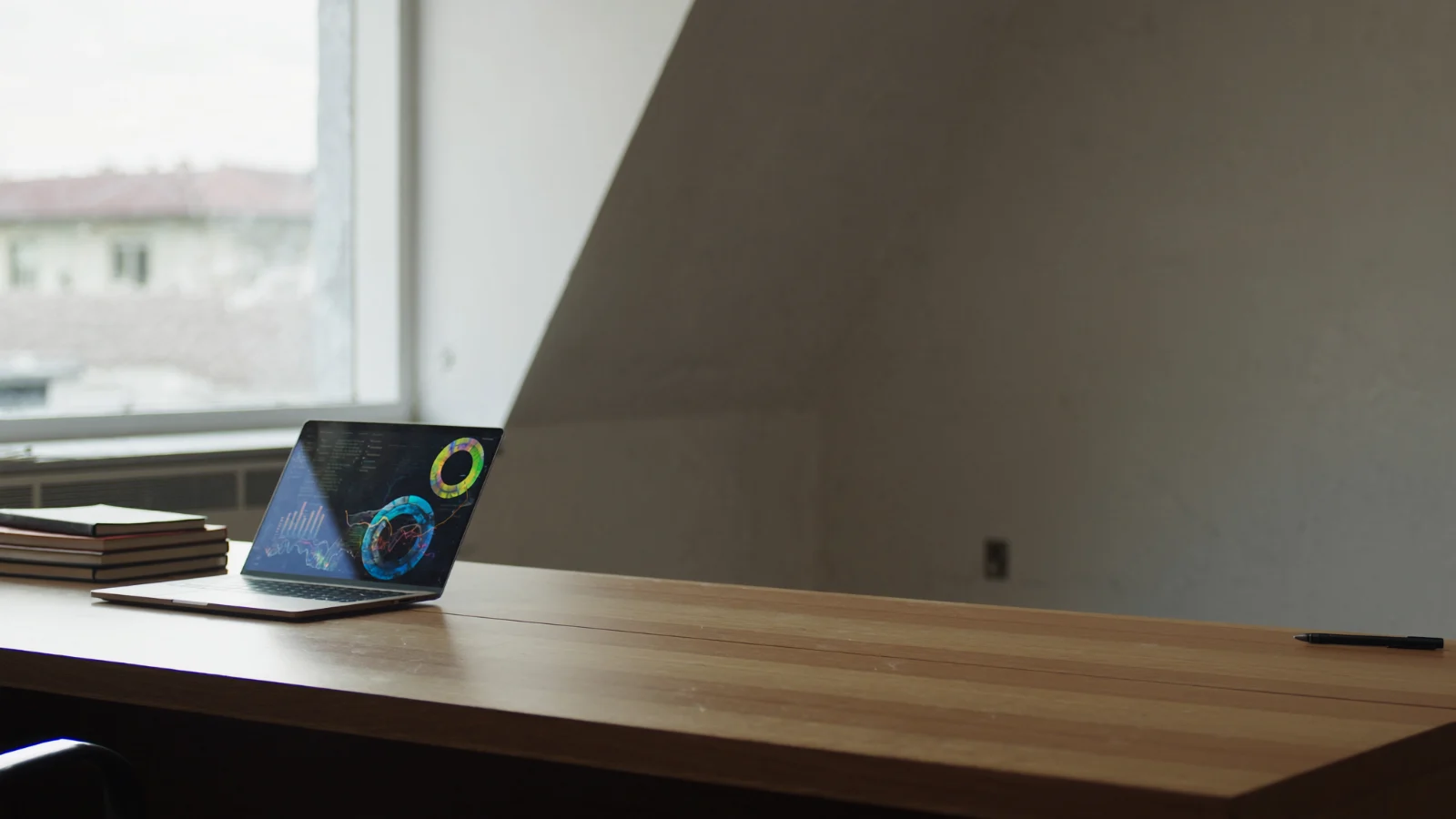 Análise de crédito em tela de computador sobre mesa de escritório